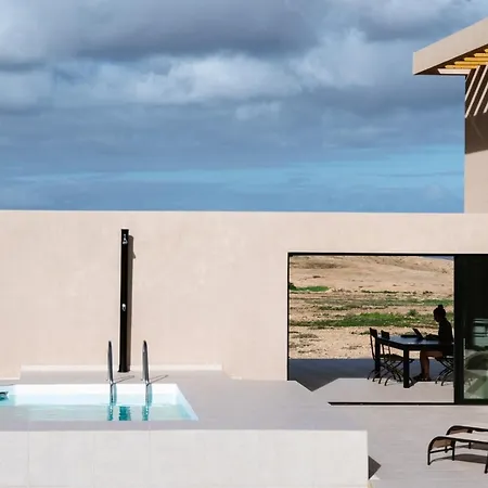 Essea Living With Heated Pool Vila *