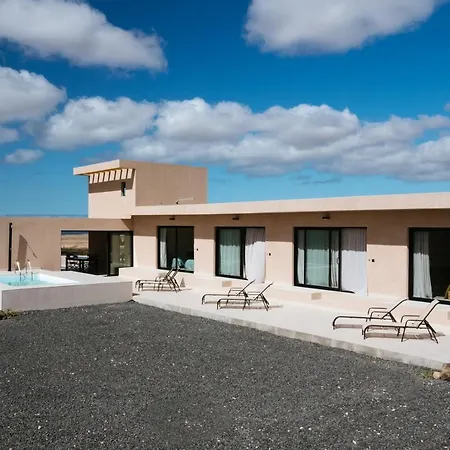 Essea Living With Heated Pool * טינדאיה