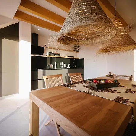 Essea Living With Heated Pool Vila *