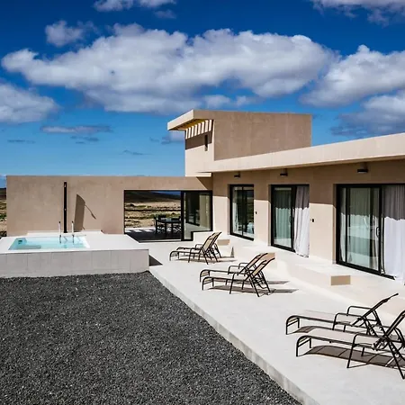 Essea Living With Heated Pool Vila *