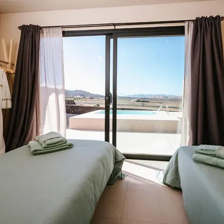 Essea Living With Heated Pool Vila *
