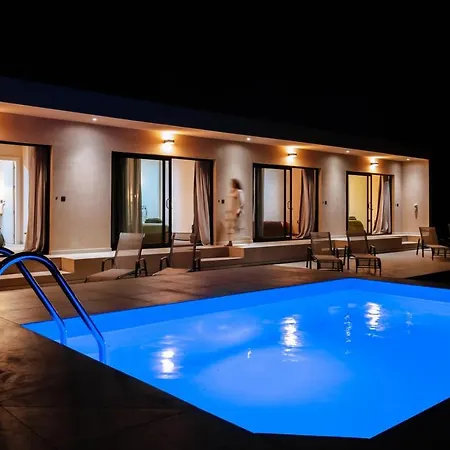 Essea Living With Heated Pool Vila *