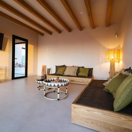 别墅 Essea Living With Heated Pool 廷达亚